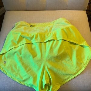 LULULEMON NEON YELLOW/GREEN 2.5 INSEAM HIGH WAISTED SIZE 4